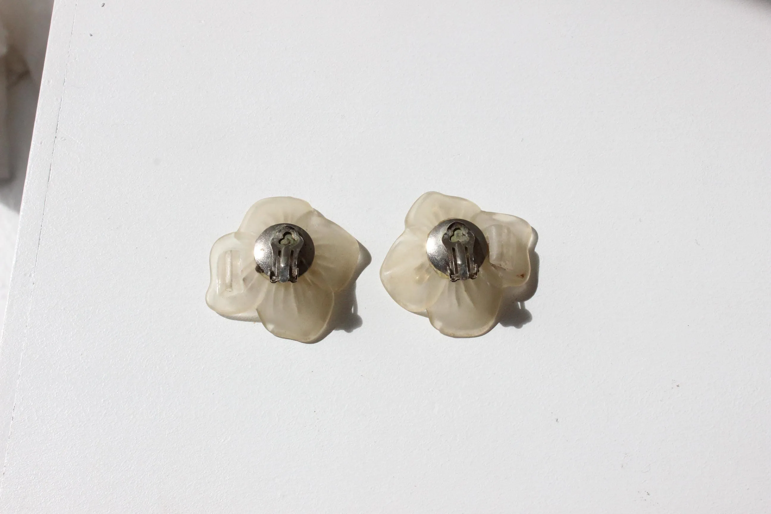 60s Frosted Resin & Pearl Flower Clip On Earrings