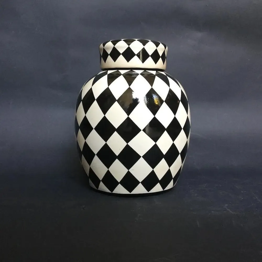 Dama Chinese Vase - Black and white checkered ceramic vase with lid