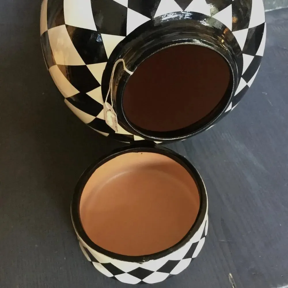 Dama Chinese Vase - Black and white checkered ceramic vase with lid