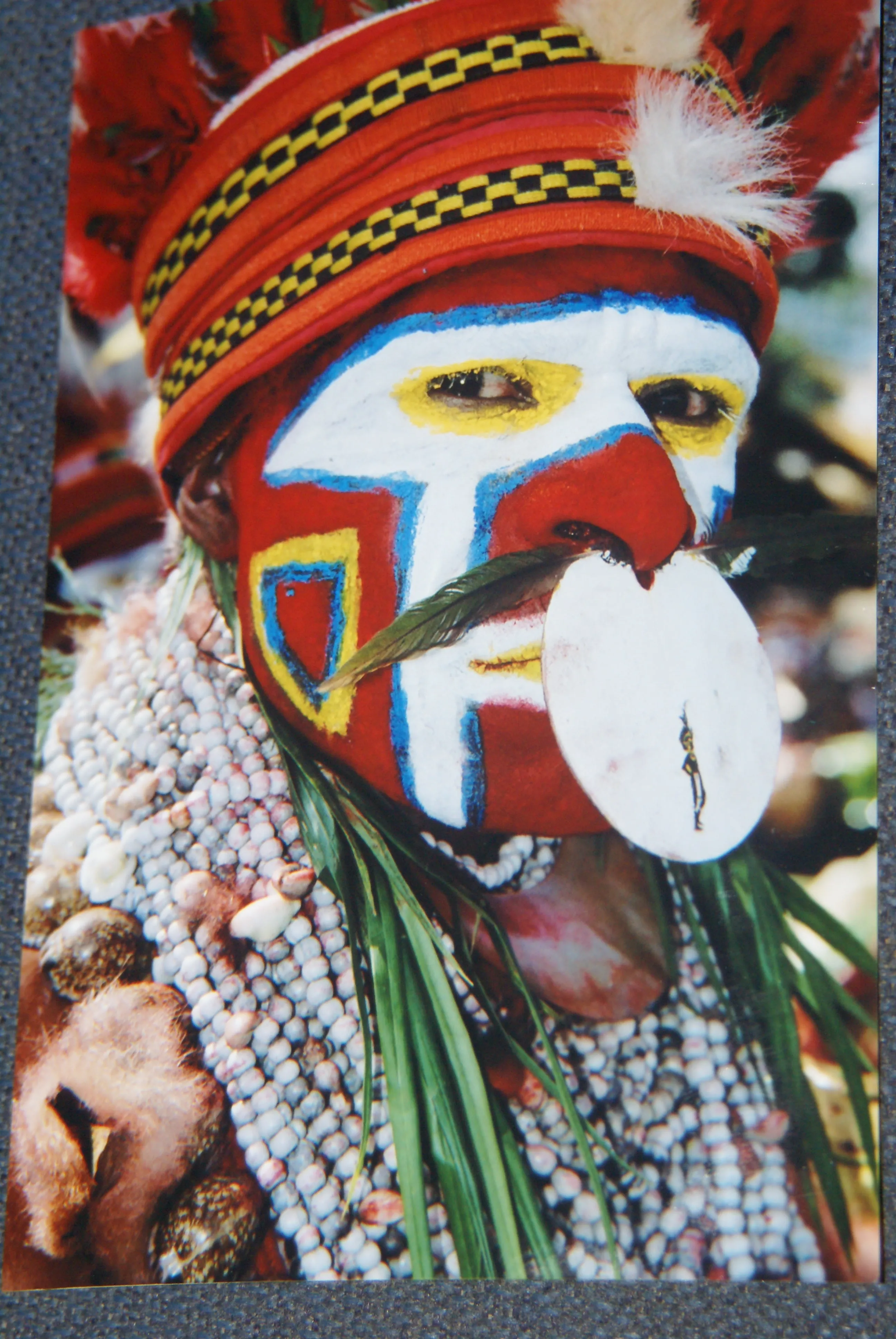 RARE UNIQUE AUTHENTIC COLORFUL FOLK ART PAINTING TRIBAL WARRIOR FROM PAPUA NEW GUINEA ARTIST FRAMED IN SIGNED HAND PAINTED FRAME TO MATCH THE ART WITHIN 29 1/4” X 23 3/4” DFP7 DESIGNER COLLECTOR WALL ART